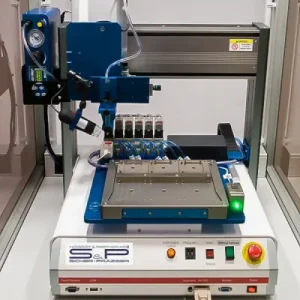 Dosierung von Klebstoff aus einer Kartusche über ein XYZ-Dosiersystem mit Vakuumplatte zur Werkstückaufnahme