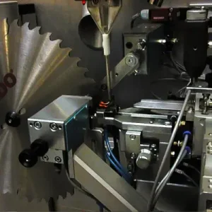 Auflöten von Hartmetallschneiden auf ein Sägeblatt mit Induktionserwärmung.