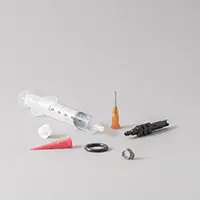 Titelbild des Verbrauchsmaterialkatalogs, das eine Auswahl an Verbrauchsmaterialien zeigt, darunter Dosiernadeln, eine Handspritze, einen O-Ring, einen Gerätestecker und mehr.