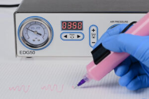 Anwendung des EDG50® Dosiergeräts für präzise Klebstoff- und Flüssigkeitsdosierung